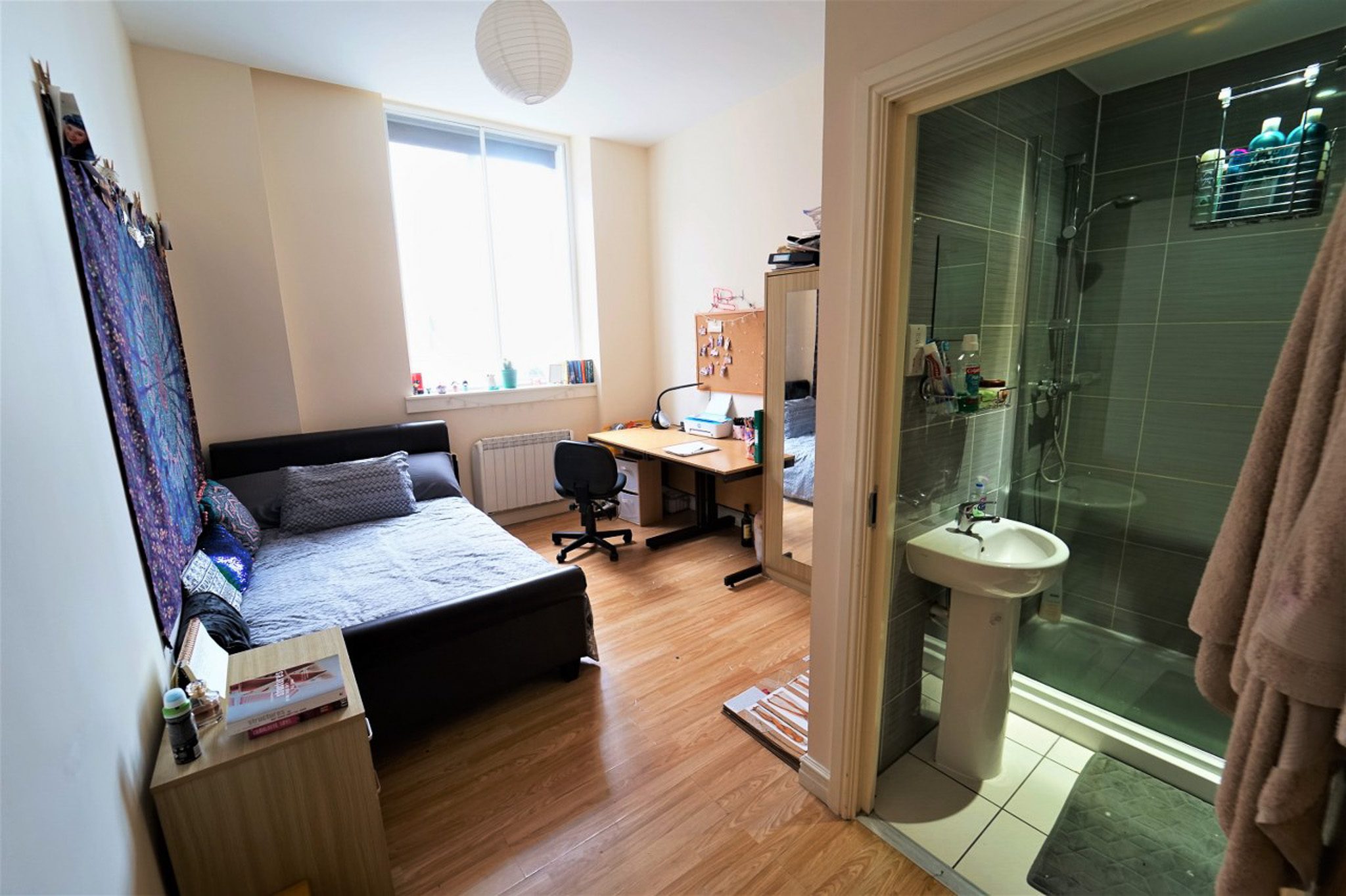 Silver Ensuite | 4 or 6 Bed Flat Image