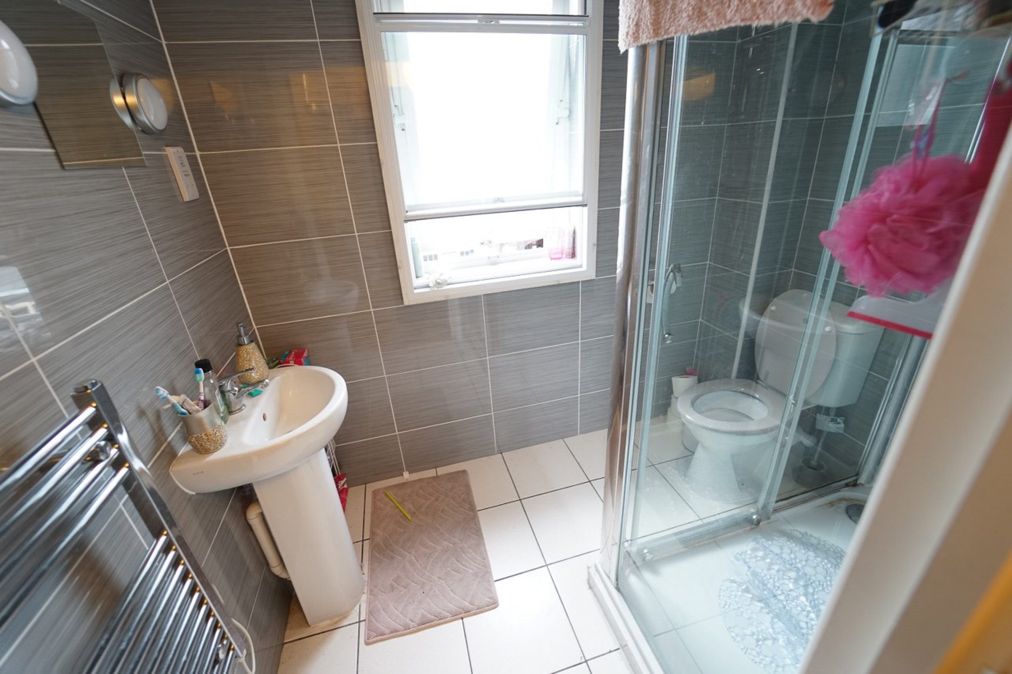 Silver Ensuite | 4 or 6 Bed Flat Image