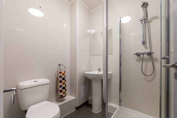 Silver Ensuite | 3, 4 or 7 Bed Flat Image
