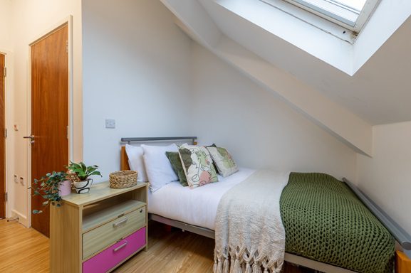 Bronze Ensuite | 5 Bed Flat Image